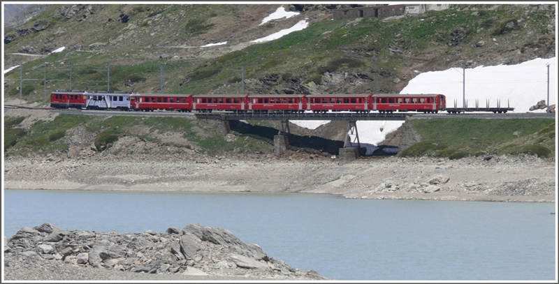 R1646 mit ABe 4/4 III 51 und 56 erreichen in Krze Ospizio Bernina. (18.06.2009)