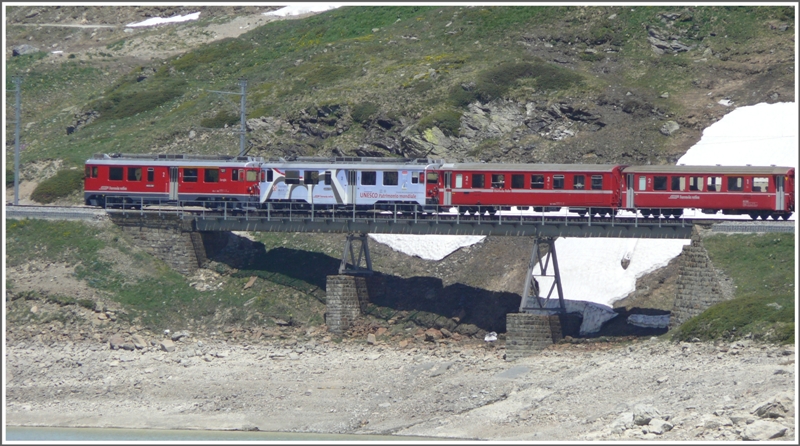 R1646 von Tirano mit Abe 4/4 III 51 und 56 kurz vor Erreichen von Ospizio Bernina. (18.06.2009)
