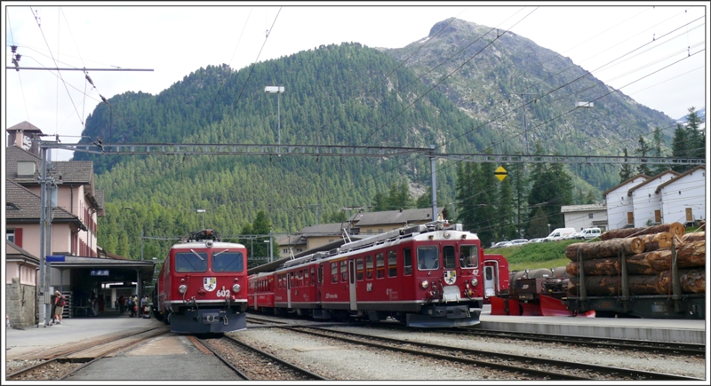 R1656 mit ABe 4/4 II 44 und 47 verlsst Pontresina Richtung St.Moritz und gleich wird auch R1956 mit Ge 4/4 I 602  Bernina  nach Ardez abfahren. (03.07.2009)