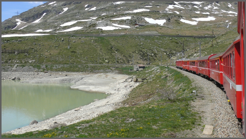 R1656 schlngelt sich dem Lago Bianco entlang und schon bald beginnt die Talfahrt nach Pontresina hinunter. (18.06.2009)