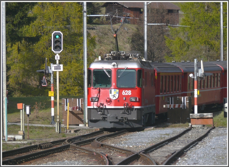 R1836 nach Davos Platz verlsst Glaris. Schiebende Lok ist Ge 4/4 II 628  S-chanf . (24.10.2009)