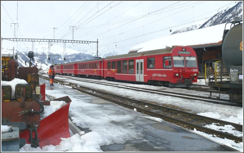 R1933 aus Scuol/Tarasp mit Steuerwagen 1751 erreicht Pontresina. (02.03.2009)