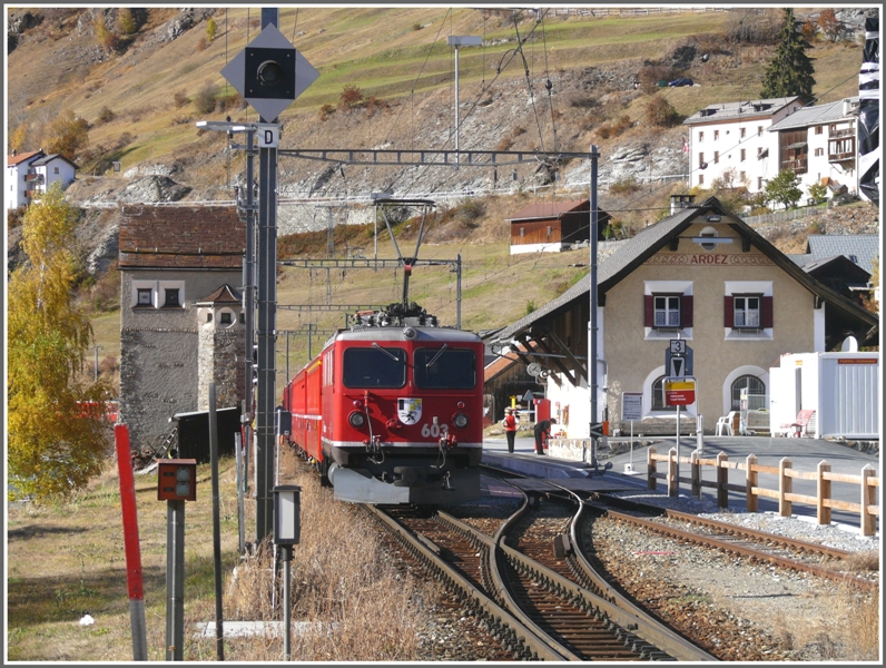 R1940 mit Ge 4/4 I 603  Badus  ist in Ardez angekommen. (29.10.2009)