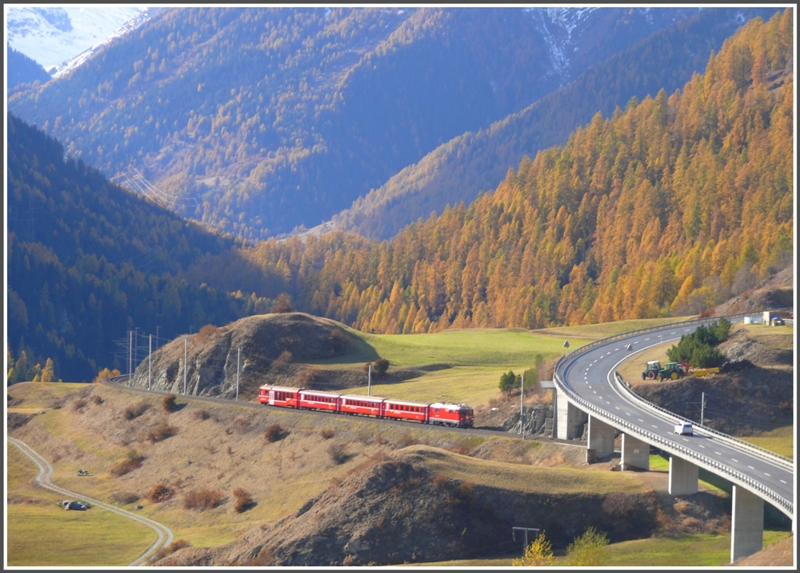 R1944 nhert sich Ardez. (29.10.2009)