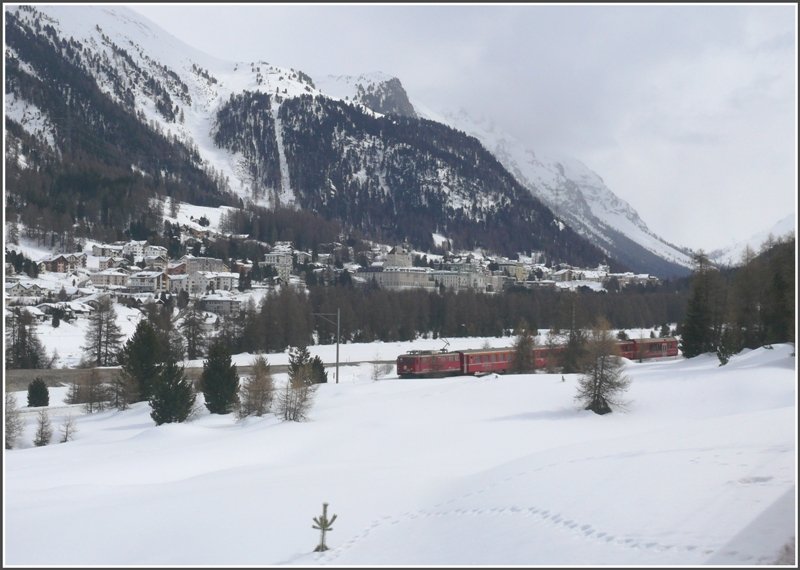 R1944 Pontresina - Scuol/Tarasp fotografiert aus dem R1644 von Pontresina nach St.Moritz. Im Hintergrund ist Pontresina und die Sesselbahn zur Alp Languard sichtbar. (02.03.2009)