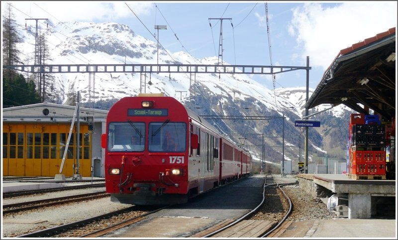 R1945 mit Steuerwagen 1751 fhrt in Pontresina ein. Der Zugzielanzeiger ist bereits fr die Rckfahrt umgestellt.
(06.05.2009)