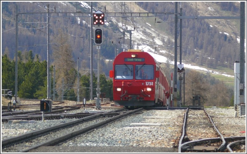 R1945 von und nach Scuol/Tarasp (zur Zeit nur bis Ardez)mit Steuerwagen 1751 fhrt in Pontresina ein. (06.05.2009)