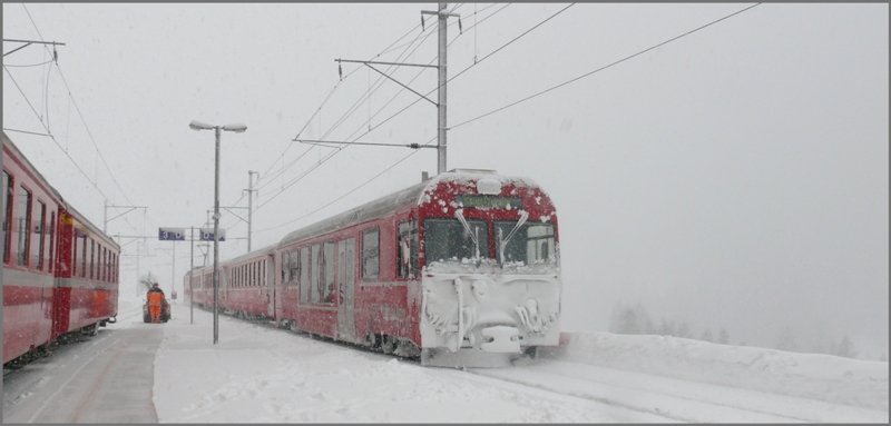 R1948 gekennzeichnet vom harten Winteralltag, verlsst Sagliains Richtung Lavin und Scuol/Tarasp. (17.02.2009)