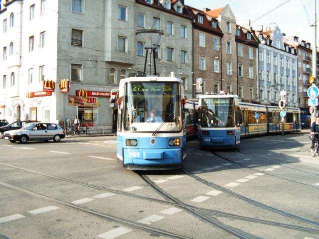 R2.2. 2103 ist am 23.10.04 auf der 27er Richtung Schwanseestra�e unterwegs.