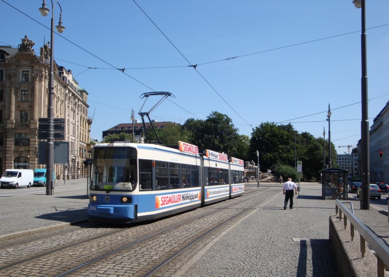 R.2.2 2114 h�lt als Ersatzlinie 39 an der Haltestelle Lenbachplatz. (15.8.09)