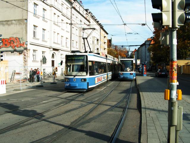 R2.2. Treffen am Nordbad, 2167 (links) als Linie 12 zum Romanplatz.