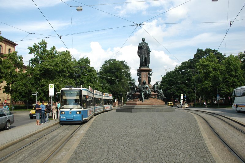 R2.2 Wagen 2168 (einer der letzten ausgelieferten f�r M�nchen) Baujahr 1997 am 08.06.08 als Linie 19 St.-Veit-Str -> Pasing am Maxmonument