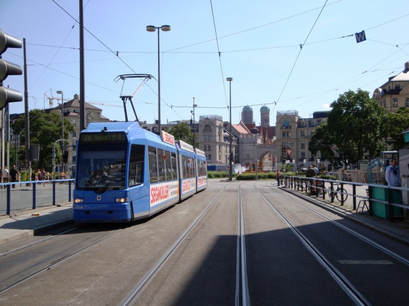 R.3.3 2218 h�lt als Linie 20 am Stachus. (15.8.09)