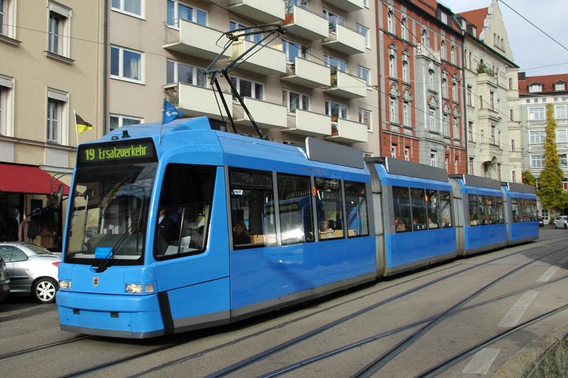 R3.3 Wagen 2201, Baujahr 1999 am 15.11.08 als Linie 19 zur St. Veit Strae am Max-Weber-Platz