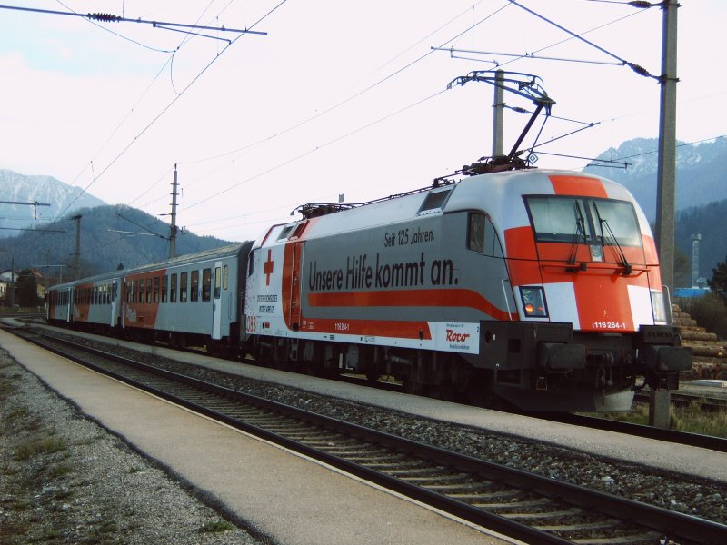 R3963 geschoben von der 1116 264 wartet am 18.03.2007 im Bahnhof Micheldorf eine Zugkreuzung ab.