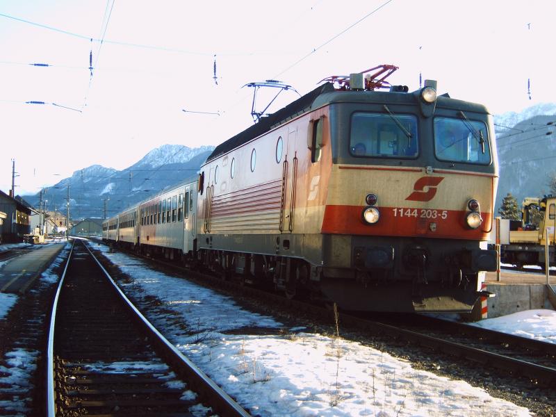 R3968 wird von 1144 203-5 am 17.02.2006
von Klaus nach Linz gezogen. Zu sehen
hier beim Halt in Kirchdorf a. d. Krems.