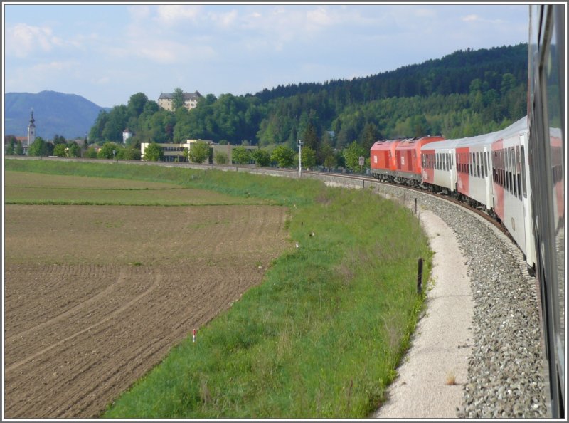 R4558 mit zwei 2016 unterwegs zwischen Bleiburg und Bleiburg Stadt. Im Hintergrund Kirche und Schloss im St�dtchen Bleiburg. (13.05.2008)