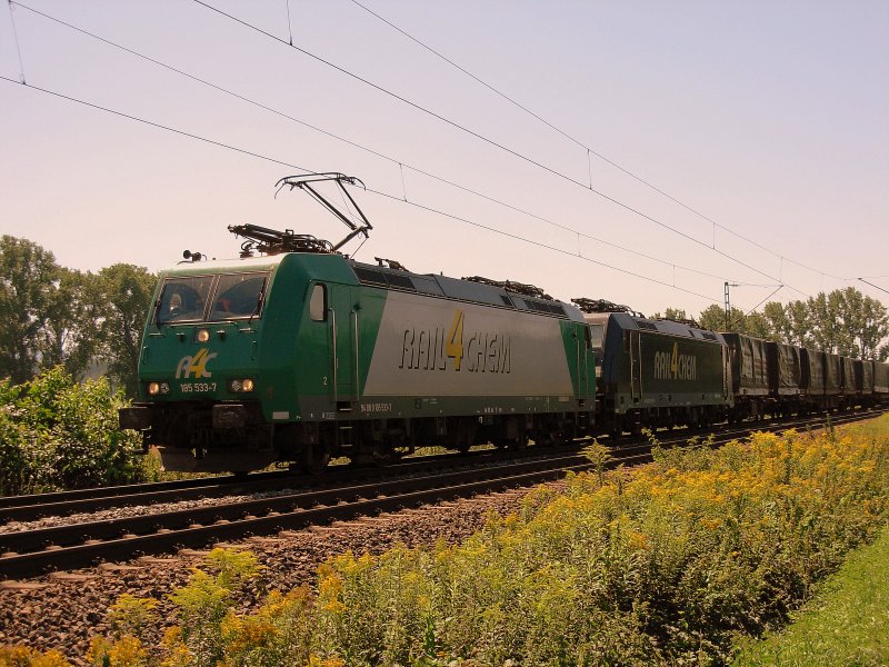 R4C 185 533-7 befrdert einen Vos-KLV-Zug inkl. einer weiteren R4C 185 Richtung Karlsruhe - Mannheim. Aufgenommen am 01.08.2009 bei Offenburg