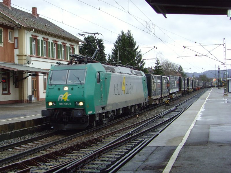 R4C 185 533-7 durchfhrt mit einem KLV-Zug den Bahnhof von Haltingen. 28.03.09