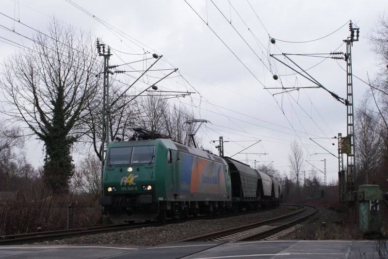 R4C 185 541-0 mit Getreidezug in Dsseldorf am Km 28,190 am 21.02.2009