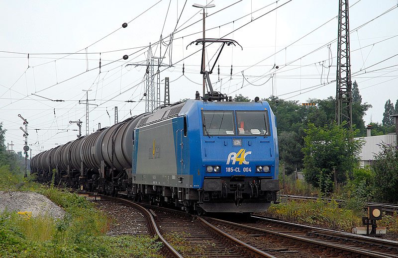 R4C 185 CL 004 durchfhrt mit einem Kesselwagenzug Oberhausen West. 22.07. 2007