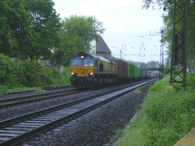 R4C Class mit einem Kontainerzug in Worms.