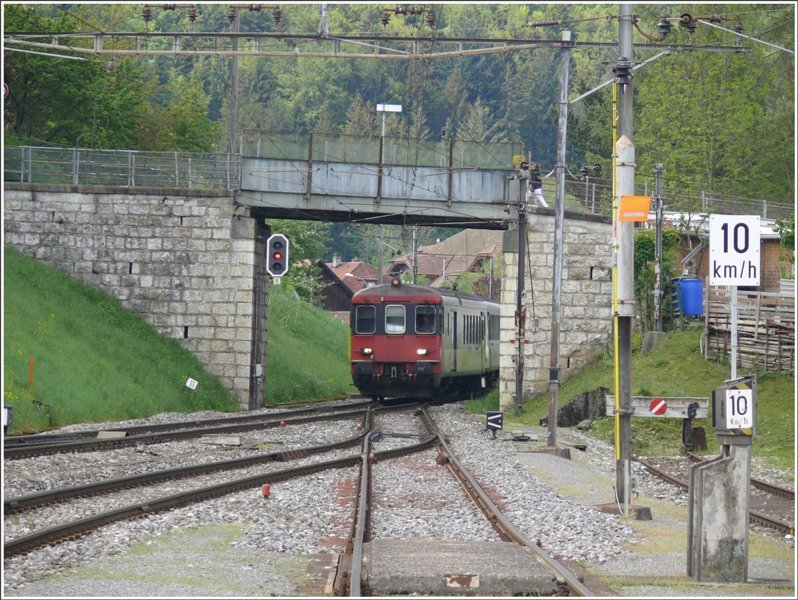 R5232 aus Sonceboz-Sombeval mit Re 4/4 II / BDt Steuerwagen fhrt in Tavannes ein. Die 10 km/h Beschrnkung gilt fr das Befahren der Gleiswaage. (16.05.2009)
