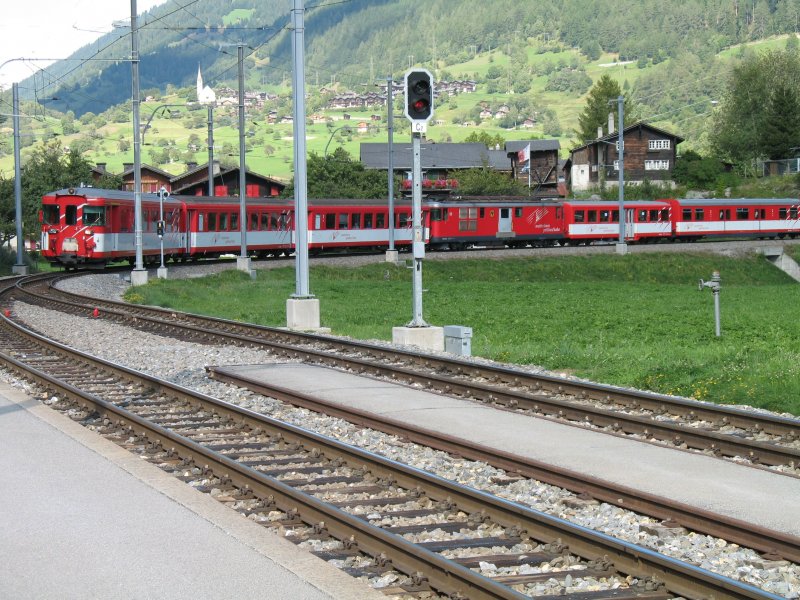 R551 von Andermatt nach Visp fhrt am 27.08.08 in den Bahnhof Lax ein. In der Mitte die Deh 4/4 I Nr.55  Brig .