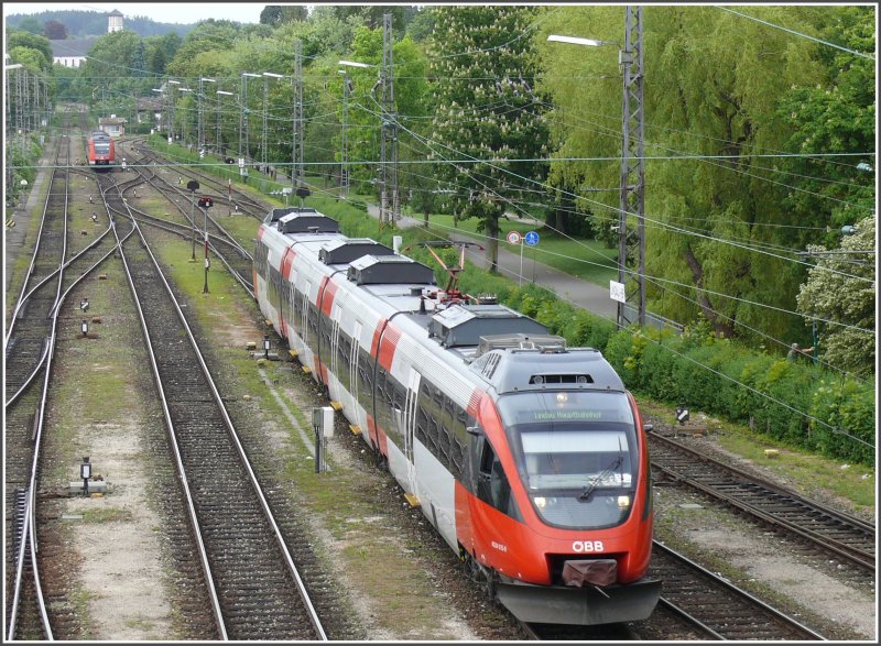 R5644 von Bludenz mit 4024 035-0 erreicht in Krze Lindau Hbf. Im Hintergrund fhrt der 612 088-3 aus. (26.05.2008)