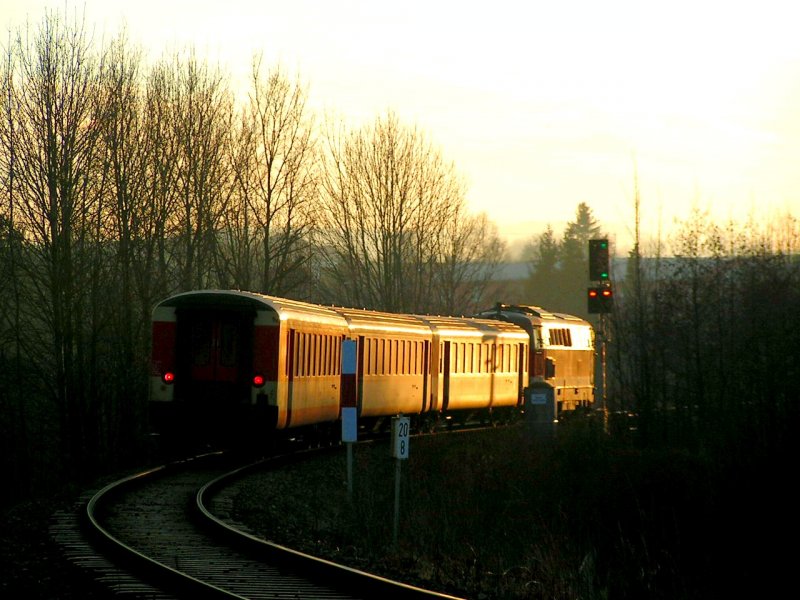 R5990 wird mit 2043 021-1 bespannt und hat Freie Fahrt in den Bahnhof Ried i.I.; 080211