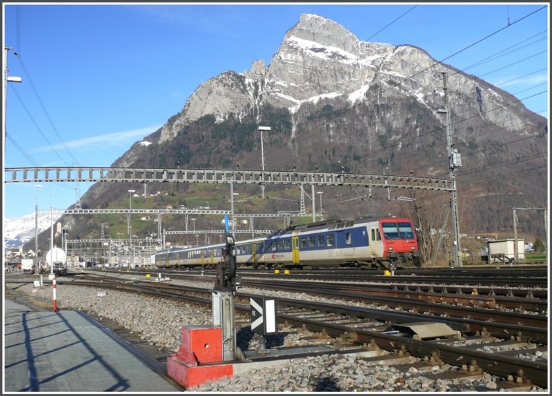 R7835 mit NPZ auf dem Weg nach Chur vor dem Gonzen in Sargans. (24.12.2008)