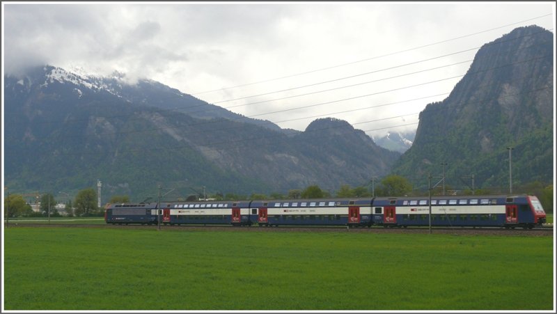 R7853 Ziegelbrcke - Chur wurde ausnahmsweise mit Re 450 DS der Zrcher S-Bahn gefhrt. Hier ist er zwischen Landquart und Zizers unterwegs vor der Klus, dem Taleinschnitt ins Prttigau. (30.40.2009)