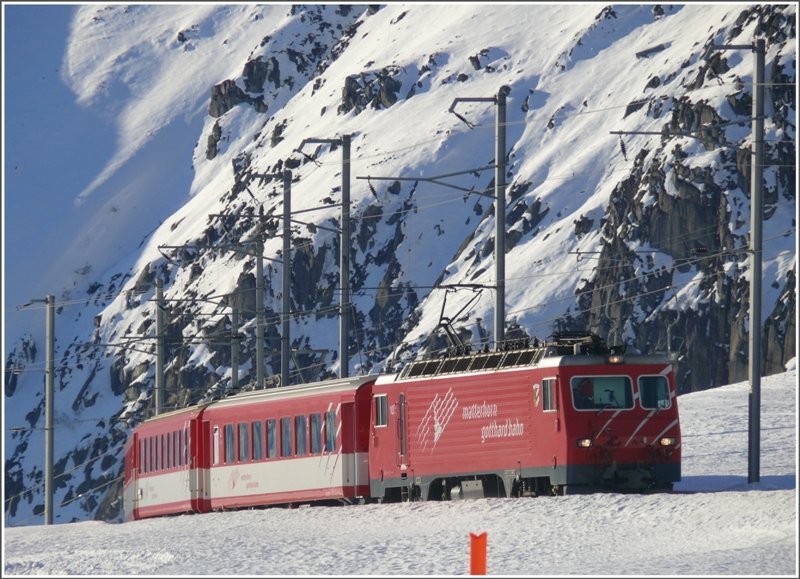 R860 mit HGe 4/4 102 klettert von Andermatt hoch nach Ntschen. (10.01.2009)