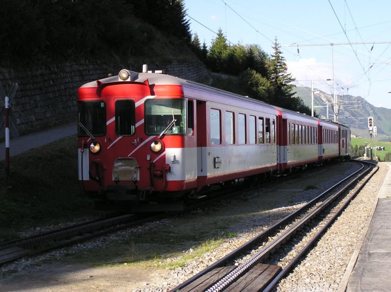 R867(Regio) mit DE 4/4 von Disentis/Mustr nach Andermatt bei der Einfahrt in Tschamut-Selva am 02.09.2004