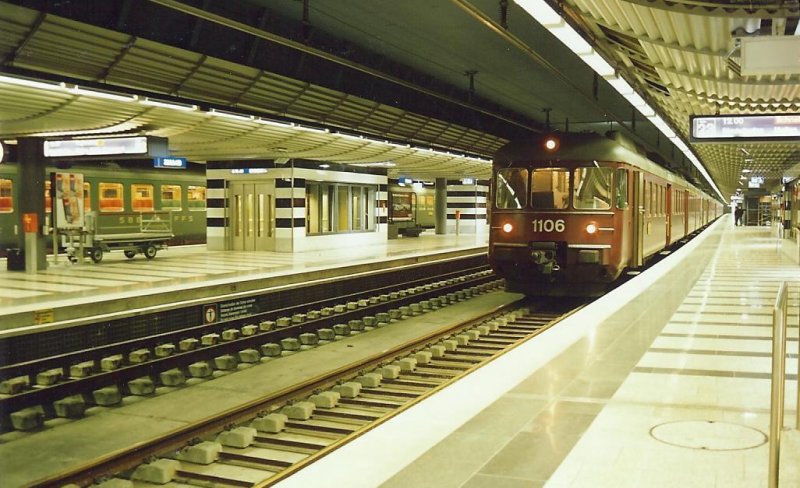 RABDe 12/12 als Schnellzug nach Rapperswil, im neuen Bahnhof Museumsstrasse, am 24.03.1990.