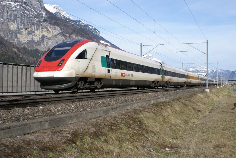 RABDe 500 001-3 und RABDe 500 018-7 nhern sich am 14.3.09 Erstfeld.