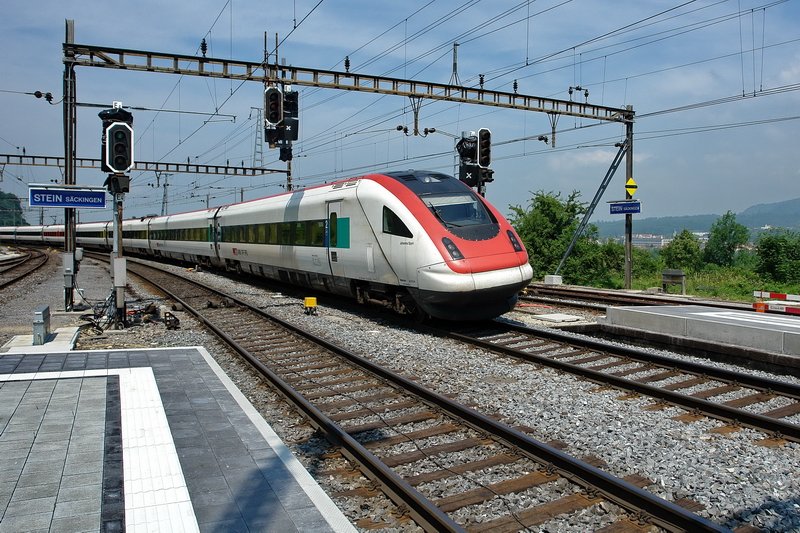 RABDe 500 006-2  Johanna Spyri , die Sch�pferin der bekannten Romanfigur  Heidi . Der Bahnhof STEIN S�ckingen wird zur Zeit komplett umgebaut. Zu erkennen ist rechts am Bildrand, um wieviel das Bahnsteigniveau erh�ht wurde. Auch die Zug�nge zu den Bahnsteigen haben nun lange Rampen f�r Rollstuhl- und Velofahrer bekommen. 4.6.2007
