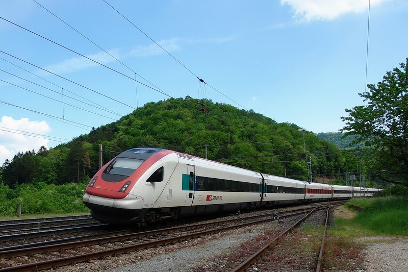 RABDe 500 016-1  Alice Rivaz , Schweizer Schriftstellerin 1901-1998. Ein klein wenig kann man die Neigung des Zuges erkennen, da es beim Bhf. Effingen (Aargau) diese leichte Kurve gibt. 3.5.2007