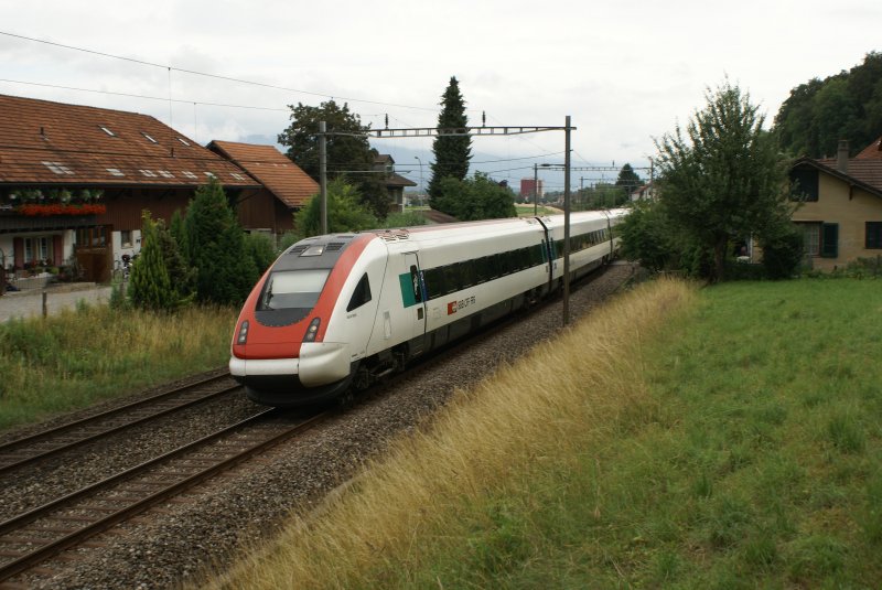 RABDe 500 018-7 befindet sich am 27.6.09 zwischen Busswil und Lyss.