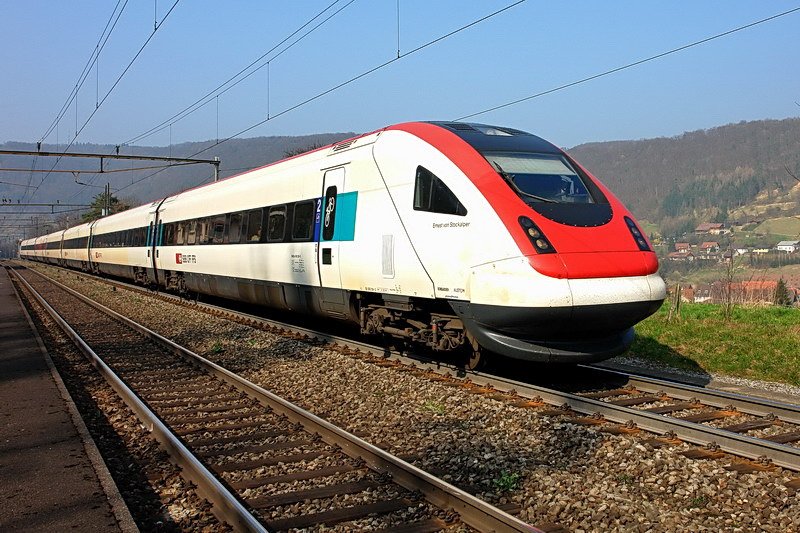 RABDe 500 024-5  Ernest von Stockalper . Da kommt er angesaust, der ICN nach Zrich. Foto vom 15.3.2007 beim stillgelegten Bahnhof Hornussen im Kanton Aargau.