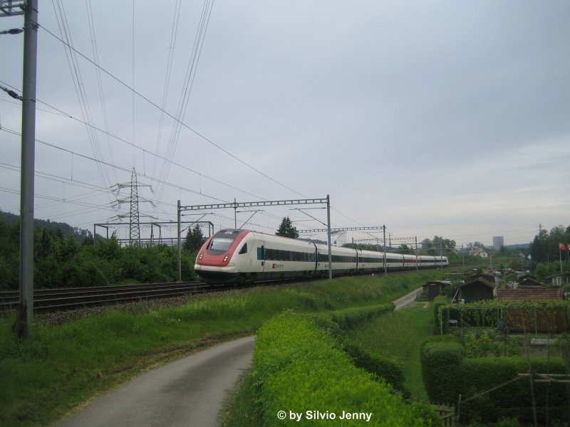 RABDe 500 028-6 fhrt am 24.5.08 als ICN 2124 an den Tssemer-Pnten (Schrebergten) vorbei, was heisst das der Zug nun Winterthur verlsst.