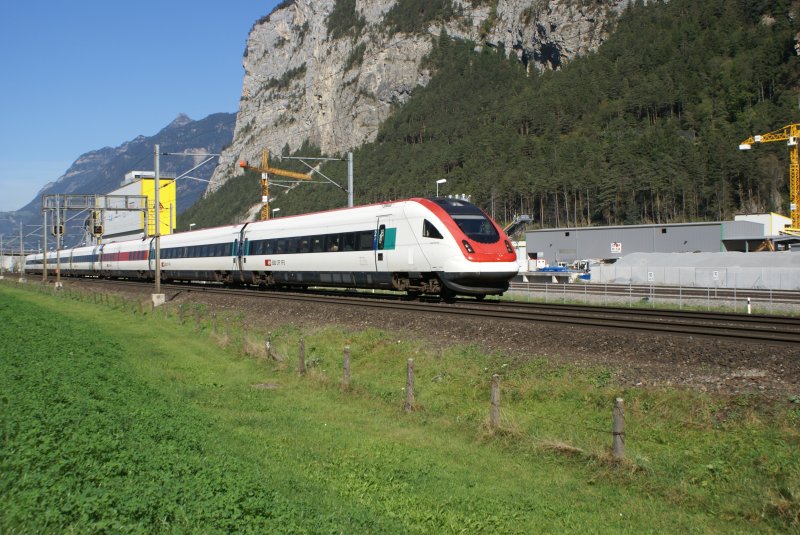 RABDe 500 030-2 befindet sich am 7.10.09 bei der Neat-Baustelle in Erstfeld.
