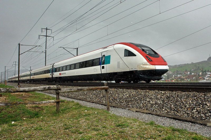 RABDe 500 031-0, noch ohne Namen. Ein leichter Hagelschauer kurz vor Fr�hlingsbeginn h�lt einen vom Fotografieren nicht ab. Nur etwas kalt war es im Fricktal (Kanton Aargau) am 19.3.2007.