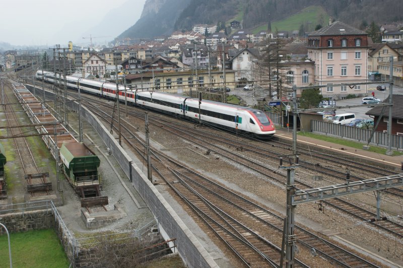 RABDe 500 durchfhrt am 31.03.2009 den Bahnhof Erstfeld in Richtung Gotthard.