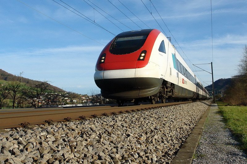 RABDe 500  Vincenzo Vela . Kurz die Luft anhalten, wenn der ICN nach Basel so dicht an einem vorbeirauscht. Hier bei Frick im Kanton Aargau, aufgenommen am 5.3.2007. 