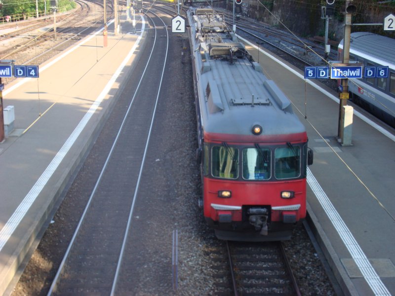 RABDe 510 002 fhrt am 22.7.2007 im Bahnhof Thalwil ein.