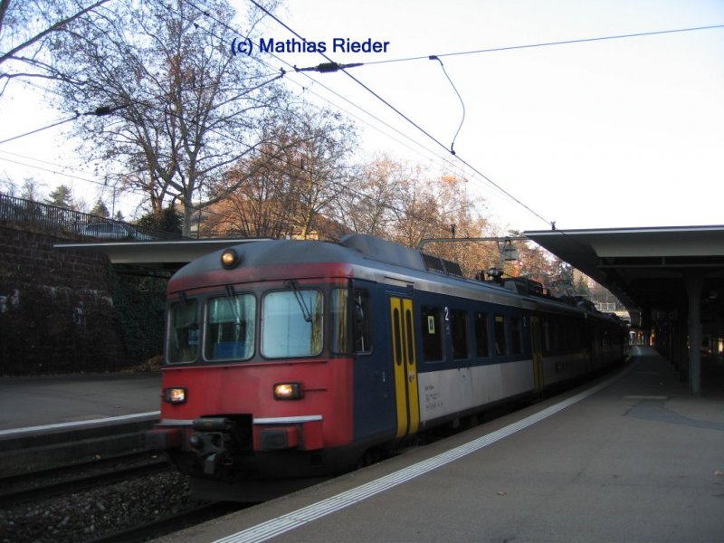 RABDe 510 006 fhrt ebenfalls am 17.11.07 aus dem Bahnhof Enge richtung Horgen Oberdorf als S 24 aus.