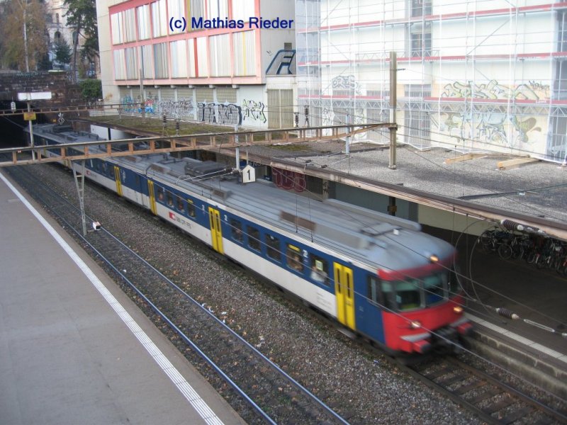 RABDe 510 006 fhrt soeben in den Bahnhof Enge ein, am 17.11.07 auf der S 24