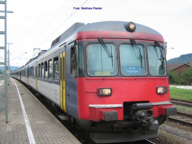 RABDe 510 017-7, mit der RABDe 510 012-8 am 08.06.07 in Thayngen als S 16.