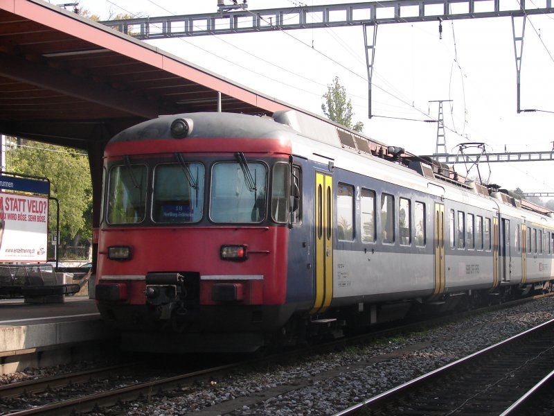 RABDe 510 127-4 auf der S-Bahnlinie 16 nach Herrliberg-Feldmeilen. Hier im Bahnhof Zrich Tiefenbrunnen.